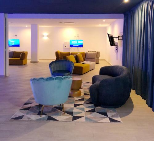un vestíbulo con sofás y sillas en una habitación en Hotel Porto en Gandía