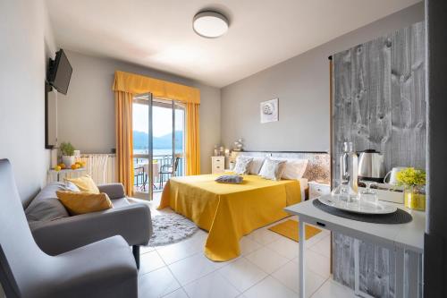 uma sala de estar com um sofá e uma mesa em Hotel La Rondinella em Cannero Riviera