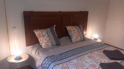 een slaapkamer met een bed met twee lampen erop bij Les Terrasses du Verger in Monistrol-dʼAllier