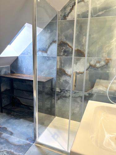 pared de cristal en el baño con lavabo en Onyx Blue, en Saint-Aignan