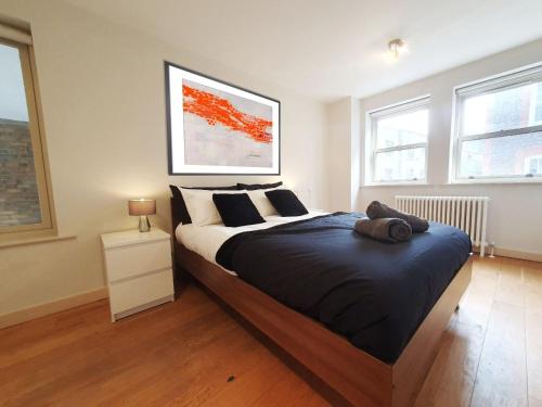 a bedroom with a large bed in a room at Heart Of Soho : Covent Garden&Leicester Square in Croydon