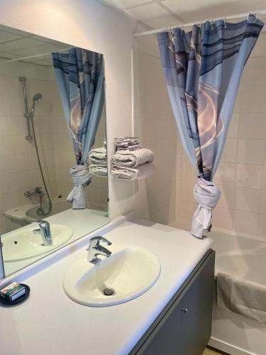 une salle de bain avec un lavabo et un miroir dans l'établissement [Rêve doré] Studio Équipé, Wifi, Unique, à Lourdes