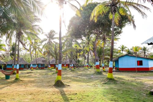 a group of palm trees and a row of houses at Hotel EL PALMAR TOURS in Arboletes