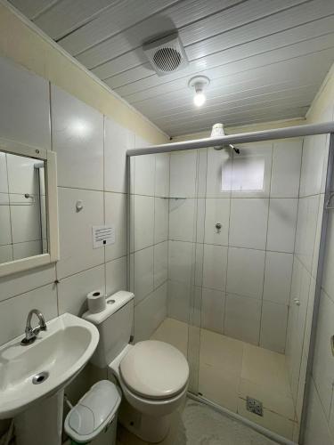 La salle de bains est pourvue de toilettes, d'un lavabo et d'une douche. dans l'établissement CHILL INN HOSTEL & POUSADA CENTRO, à Parati