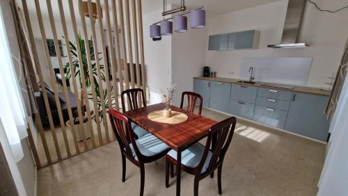 een eettafel en stoelen in een keuken bij Stilvolle gemütliche Wohnung! in Roßdorf