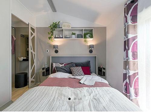1 dormitorio con 1 cama grande en una habitación en Camping Quiberon Mobilhomes bord de mer Conguel en Quiberon