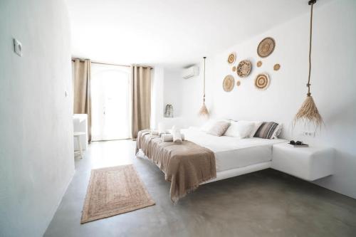 un soggiorno bianco con un grande divano bianco di Mykonian Exclusive 3Bd Villa with Private Pool a Panormos - Mykonos