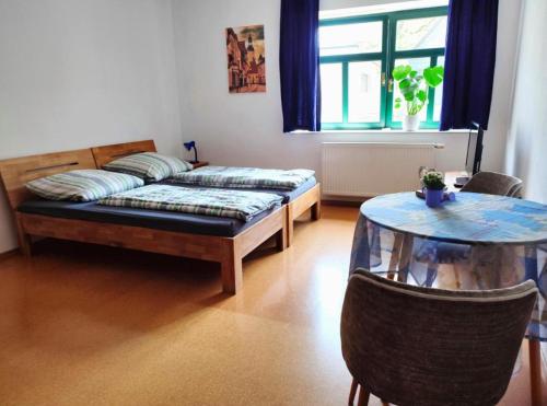 Sala de estar con cama y mesa en Kirchblick, en Radeburg