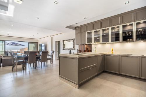 an open kitchen and dining room with a dining table at Dwejra Peak House in San Lawrenz