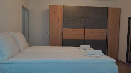 a bed with two towels sitting on top of it at Spa Koncept-Apartmani in Veliko Gradište