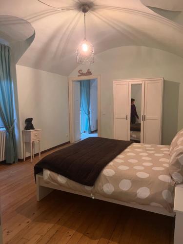 een slaapkamer met een groot bed en een plafond bij Appartamento Minú in Menaggio