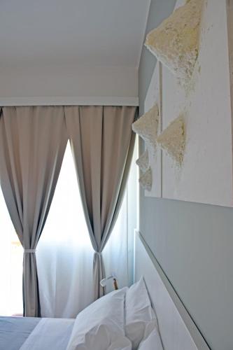 a bedroom with a bed and a window at Bio Hotel Palermo in Palermo