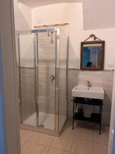 W łazience znajduje się prysznic i umywalka. w obiekcie Appartamento Minú w mieście Menaggio
