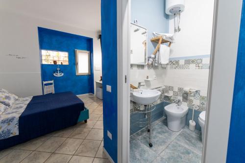 een slaapkamer met een bed, een wastafel en een toilet bij B&b Anna's home in Marina di Camerota