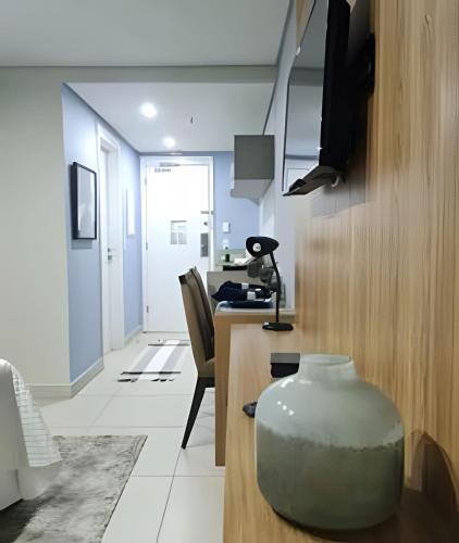 a room with a desk and a vase on a table at Studios Exclusivos Xavishome Granja Brasil Itaipava in Itaipava