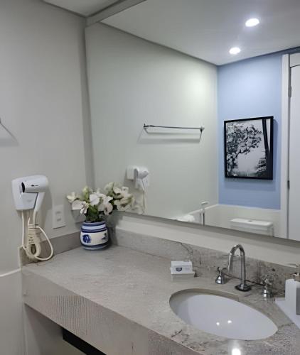 a bathroom with a sink and a mirror at Studios Exclusivos Xavishome Granja Brasil Itaipava in Itaipava
