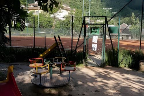 a playground with a slide on a tennis court at Studios Exclusivos Xavishome Granja Brasil Itaipava in Itaipava