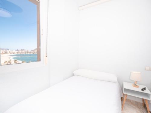 - une chambre avec une fenêtre donnant sur la plage dans l'établissement Frente al Mar con Garaje y Wifi - by Aloha Palma, à Águilas