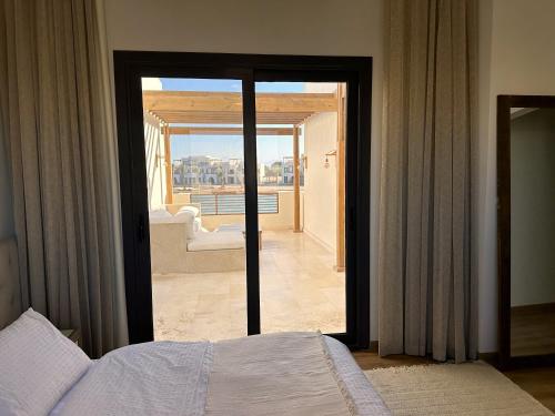 Postel nebo postele na pokoji v ubytování Charming 3BR Villa/Free Pool & Lagoon Access@Gouna