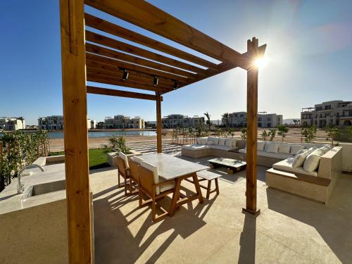 Μπαλκόνι ή βεράντα στο Charming 3BR Villa/Free Pool & Lagoon Access@Gouna