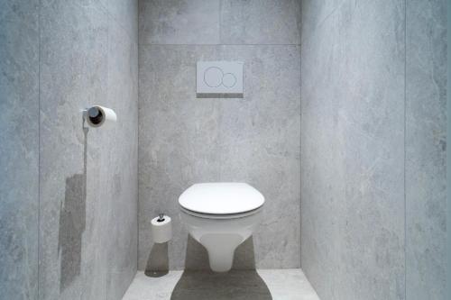 uma casa de banho com um WC branco num quarto em Business By Parkhotel -ANNEX- em Kortrijk