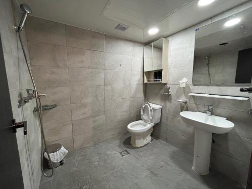 La salle de bains est pourvue de toilettes et d'un lavabo. dans l'établissement Green house room 101, à Séoul