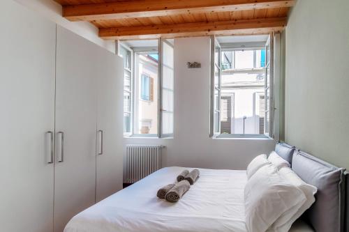1 dormitorio con 1 cama con 2 toallas en Calicantus Apollo - The House Of Travelers en Como