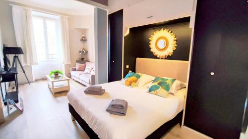 ein Schlafzimmer mit einem großen Bett in einem Zimmer in der Unterkunft KosyKasa SPA in Cannes