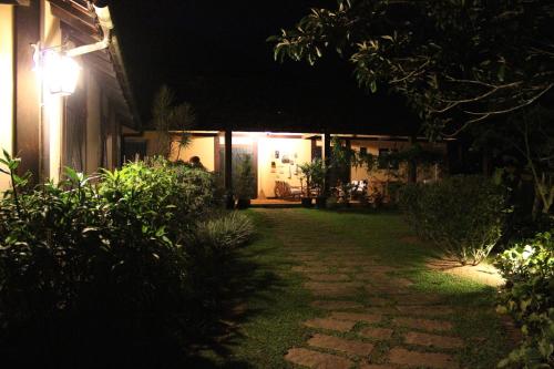 a house at night with a light on the side at Casa do Fachoalto in Petrópolis