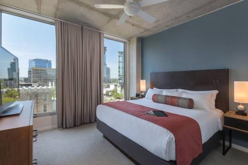 Ліжко або ліжка в номері Penthouse Style, Downtown Austin