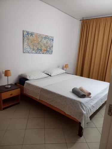 1 dormitorio con 1 cama y una foto en la pared en MORADIAS I02/C, en Prainha