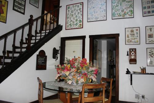 a dining room table with a bunch of flowers on it at Casa do Fachoalto in Petrópolis