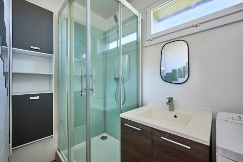 A bathroom at Le Normandie - Appt à moins dun km de la plage
