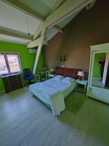 - une chambre avec un lit et une personne prenant une photo dans l'établissement Chez Claudia et Serge, à Vernègues