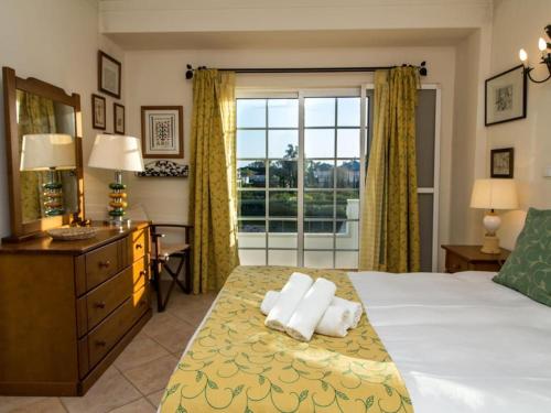 een slaapkamer met een bed en een groot raam bij Joia da Galé House by Stay ici Algarve Holiday Rental in Albufeira