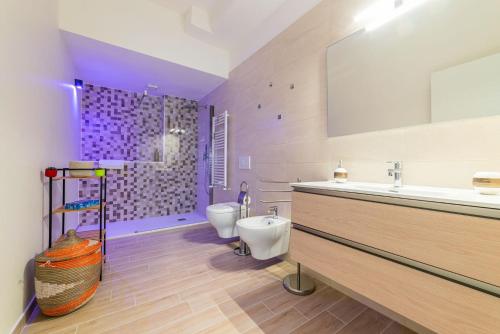 uma casa de banho com um lavatório e um WC em Al Teatro Rooms em Bari
