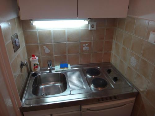 una cocina con fregadero y estufa en M Apartments - Downtown, en Budapest