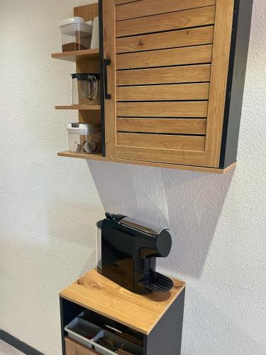 - une machine à café assise sur une table dans la cuisine dans l'établissement [Rêve Rose] Studio Équipé, Wifi, Vue, à Lourdes