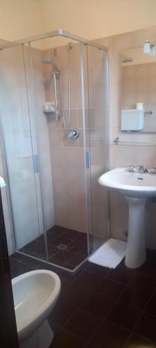 y baño con ducha y lavamanos. en Albergo del Ponte, en San Piero In Bagno