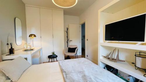 a bedroom with a bed and a tv and a desk at Estilosa casa golf in Gorraiz