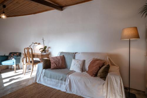 a living room with a couch and a table at Refugio d'Alma in Mafra