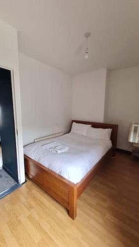 ein Schlafzimmer mit einem Bett in einem Zimmer in der Unterkunft Little house in the City in Dublin