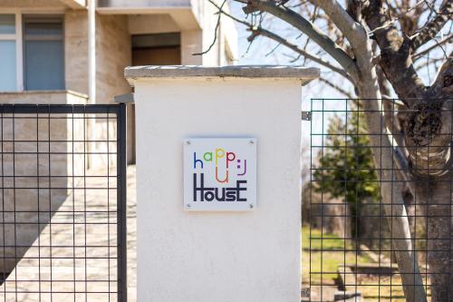 Happy-U house - Modern and with stunning view في تشيرنوموريتس: علامة على عمود على سياج