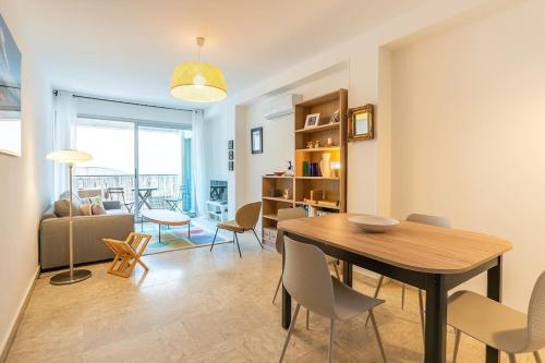 une salle à manger et un salon avec une table et des chaises dans l'établissement Le Meyrueis, T3, Clim, Terrasse, Centre Ville, à Montpellier