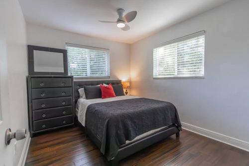 En eller flere senge i et værelse på Tropical Private Oasis Mins from Beach & Downtown