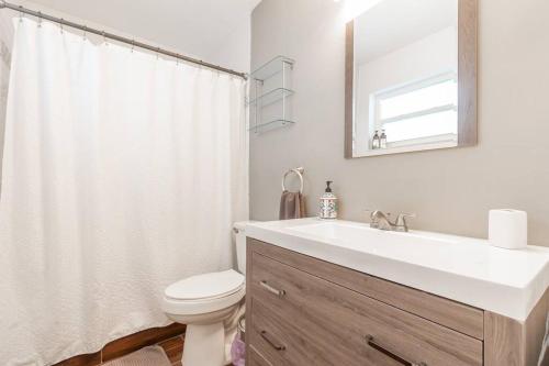 Et badeværelse på Tropical Private Oasis Mins from Beach & Downtown