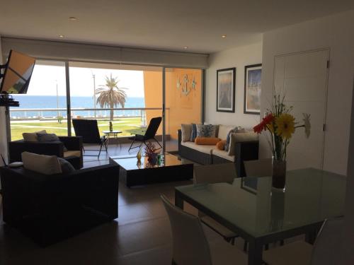 Una sala de estar con vista al mar. en Apartamento Frente a Islas Ballestas, en Paracas