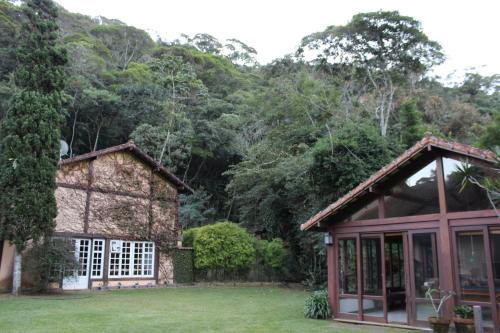 a house in the middle of a yard at Casa do Fachoalto in Petrópolis