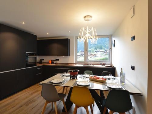 une cuisine avec une table avec des chaises et une salle à manger dans l'établissement T4 rénové avec vue Mont-Blanc, 4 étoiles, proche centre, parking - FR-1-507-62, à Chamonix-Mont-Blanc