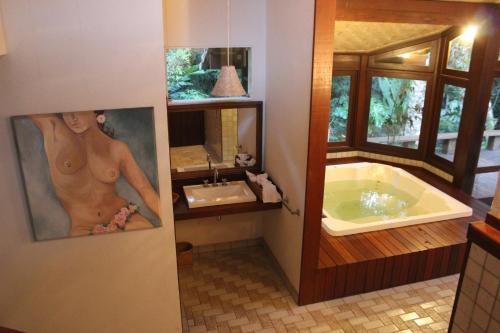 une salle de bain avec une baignoire et un lavabo dans l'établissement Casa do Fachoalto, à Petrópolis